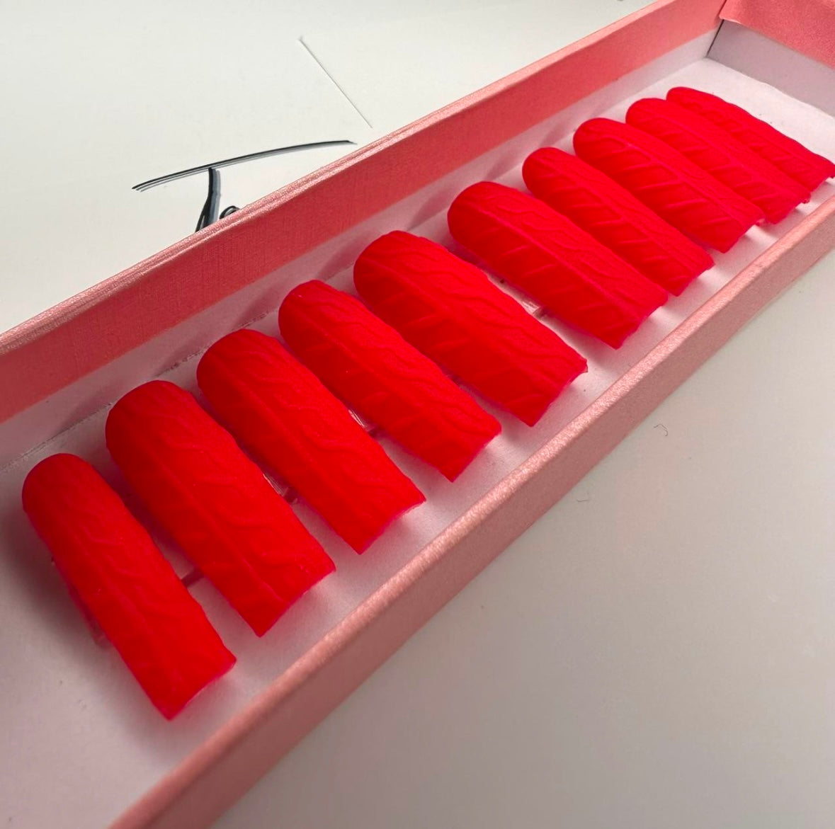 SWEATER (RED) - press on nails - set of 10